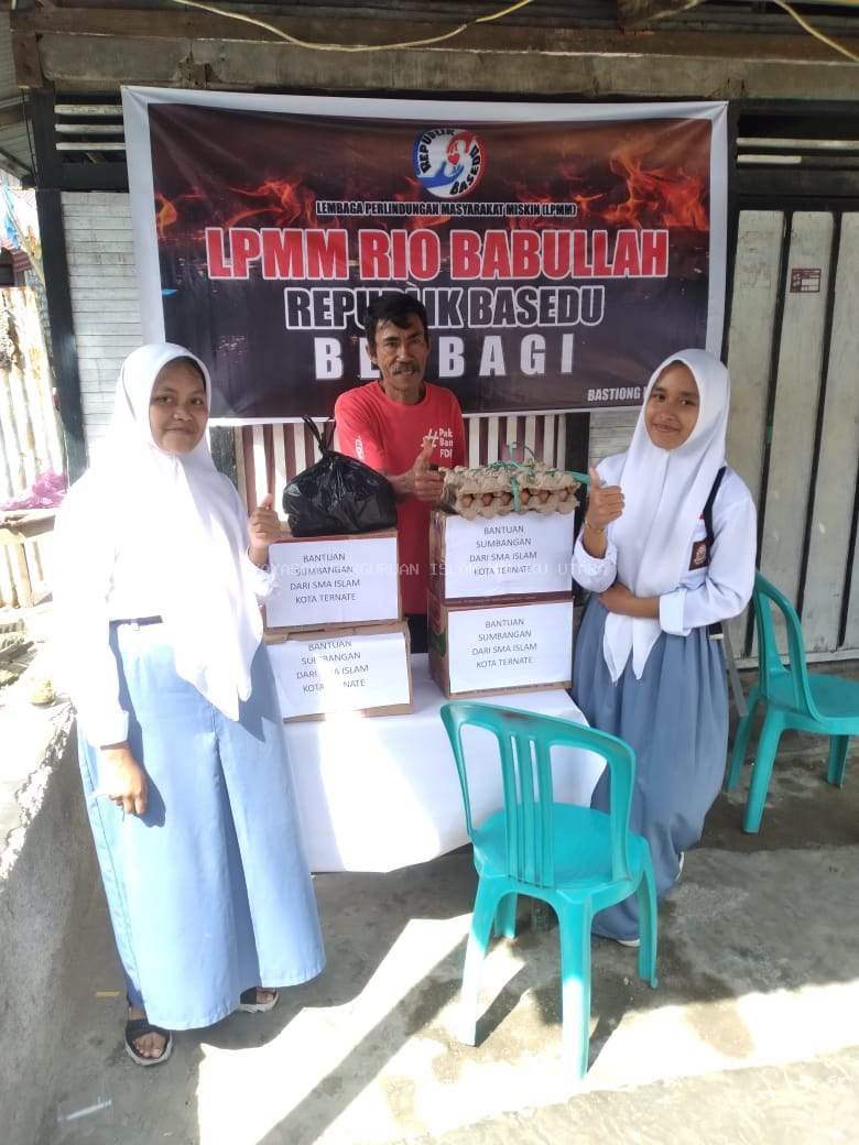 Osis SMA Islam Kota Ternate Beri Santunan Korban Kebakaran Kel Bastiong Karance.